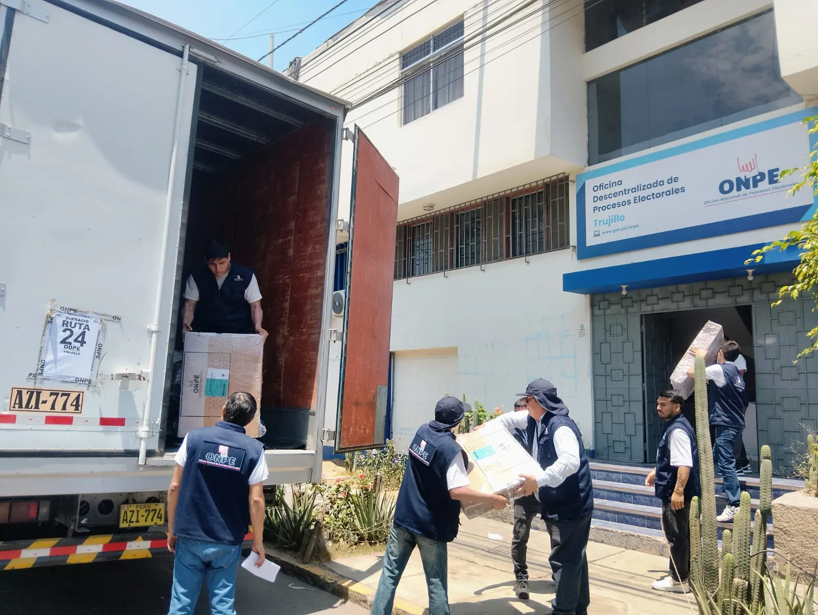 ​¡Todo listo en Trujillo! Ya está en la ciudad el material electoral que se usará en comicios regionales y municipales