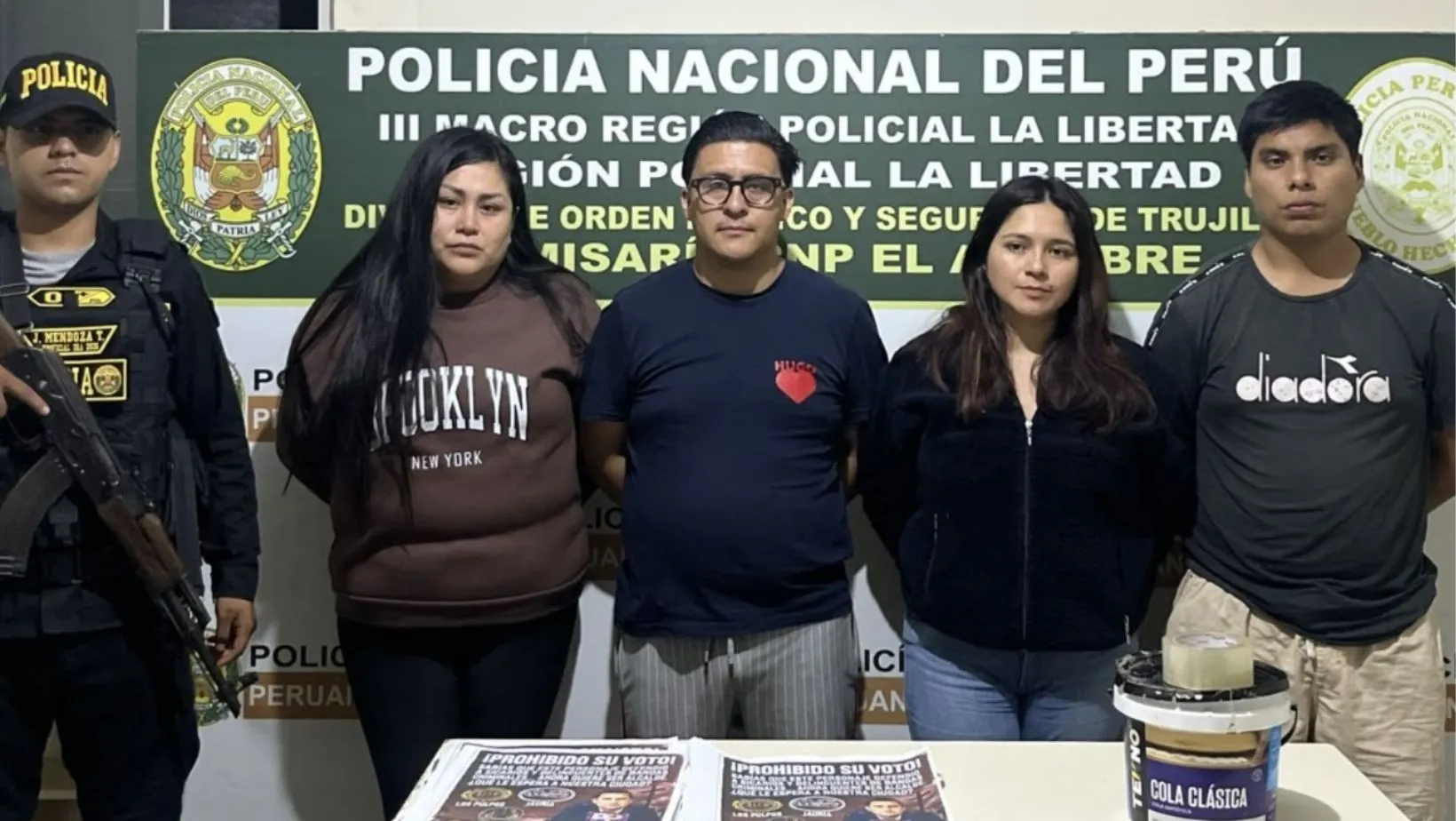 ¡Con las manos en la masa!: Trabajadores de la MPT y GORE pegaban afiches contra Robert de la Cruz