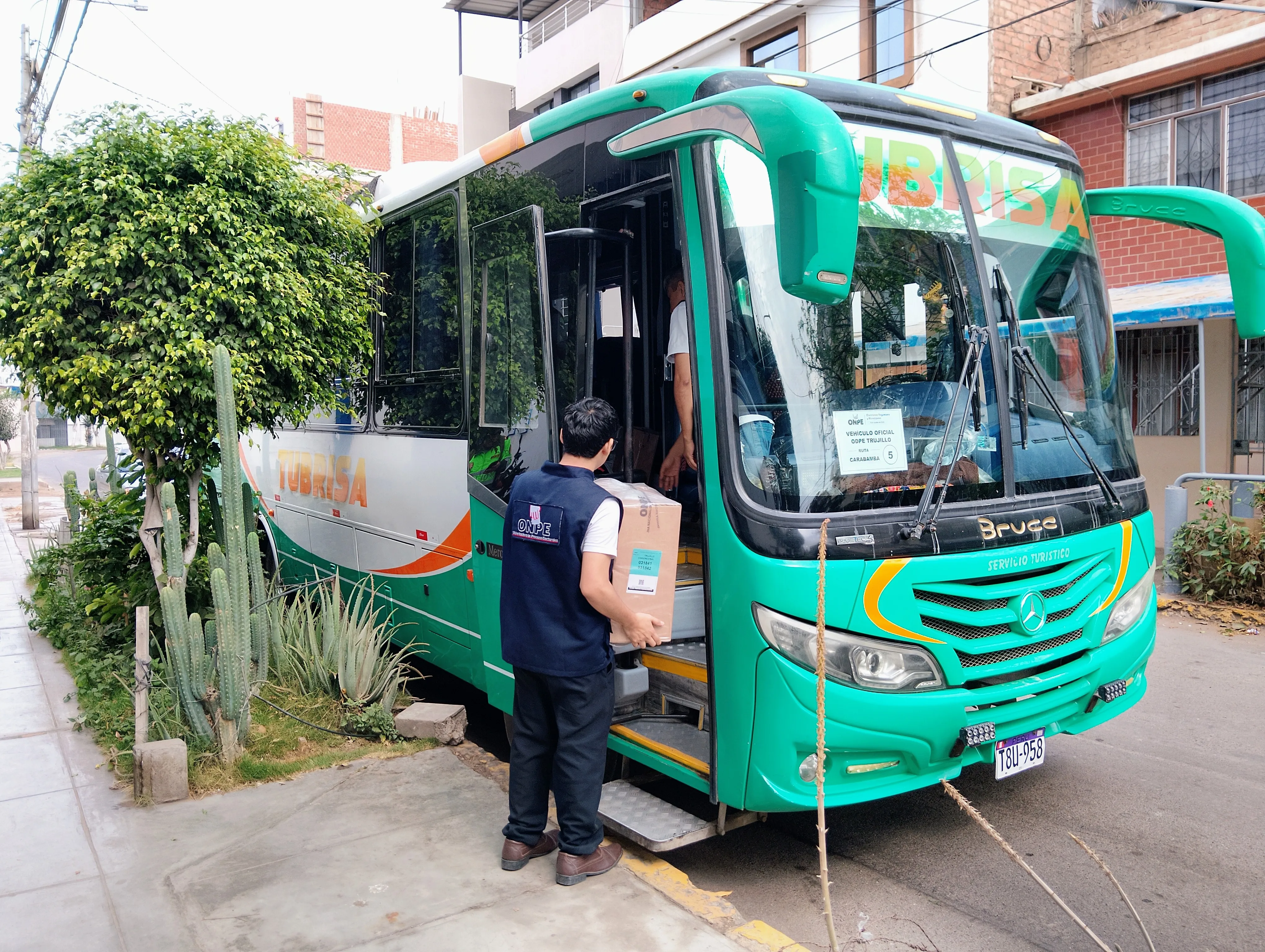 Inician traslado de material electoral a Julcán desde Trujillo