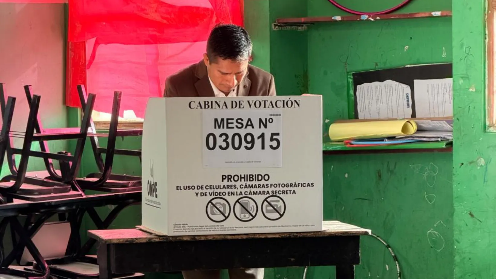 "El Caminante" viajó más de 13 horas para emitir su voto en colegio de Pataz