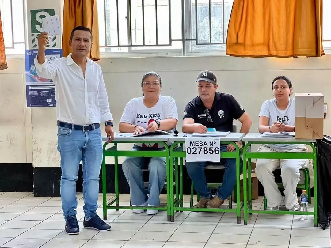 ROBERT DE LA CRUZ EMITIÓ SU VOTO  EN EL COLEGIO SAN JUAN Y ASEGURÓ QUE ACABARÁ CON LA MAFIA DE APP
