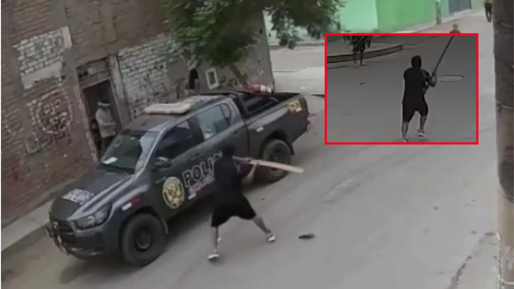 ¡No hay autoridad! Sujeto ebrio destruye patrullero y ataca a policías