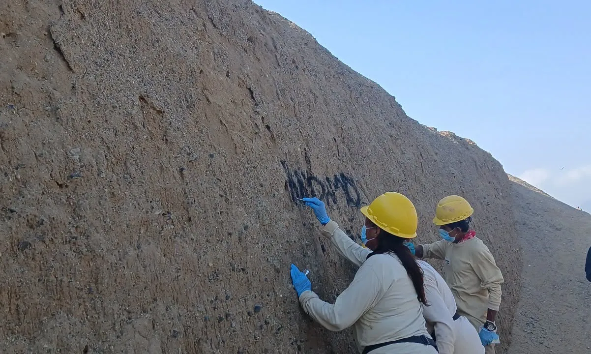 Realizan limpieza de grafiti en muro de Chan Chan