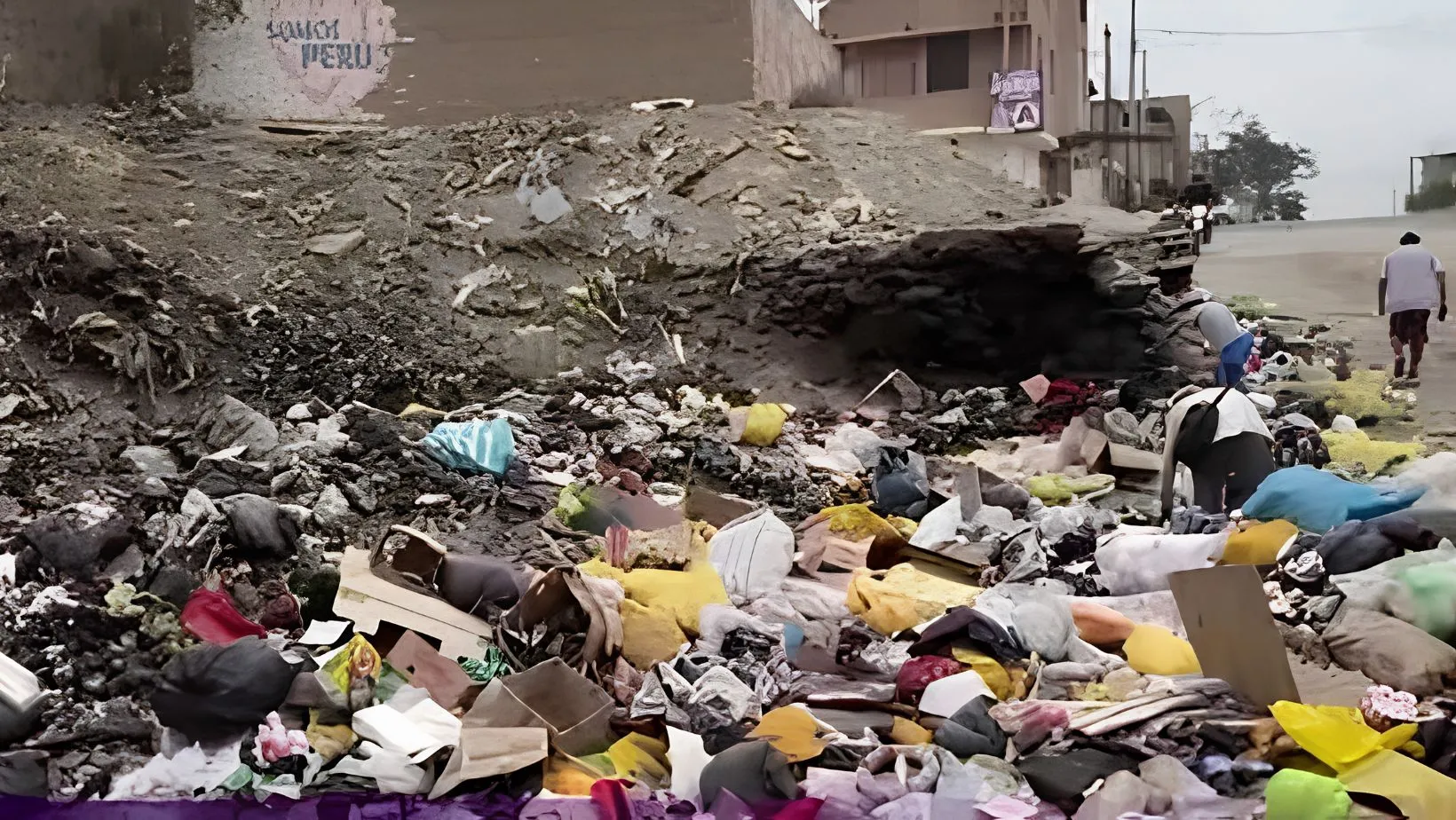 ¡Irresponsables! Arrojan desmonte y basura en quebrada San Ildefonso de Trujillo