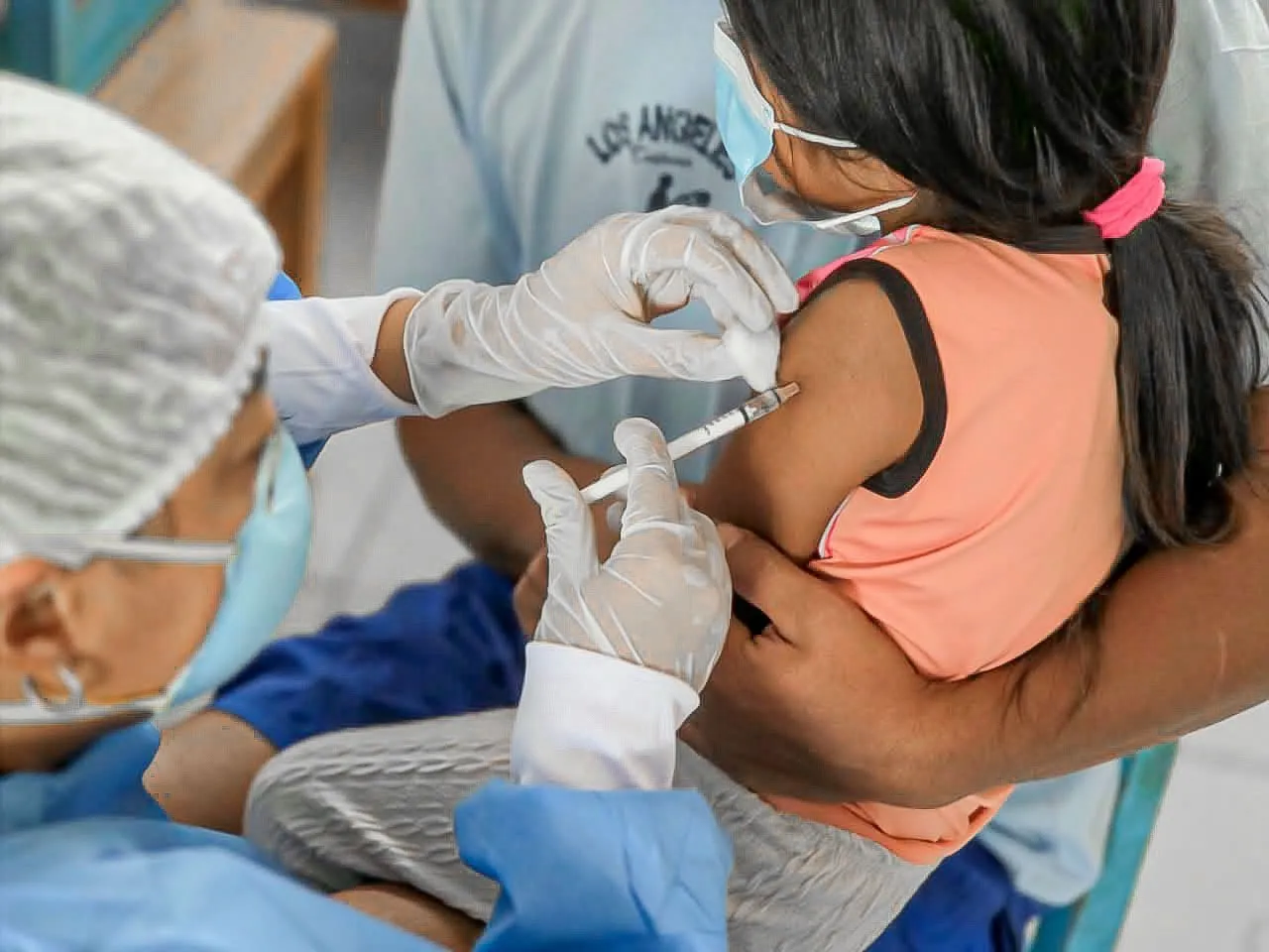 GERESA LA LIBERTAD REFUERZA LUCHA CONTRA EL DENGUE CON VACUNACIÓN EN VIRÚ Y DESPLIEGA 7 MIL DOSIS EN EL PORVENIR PARA PROTEGER A NIÑOS Y JÓVENES