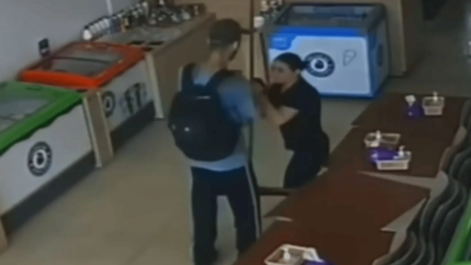 Empleada de heladería mata a sujeto que intentó violarla