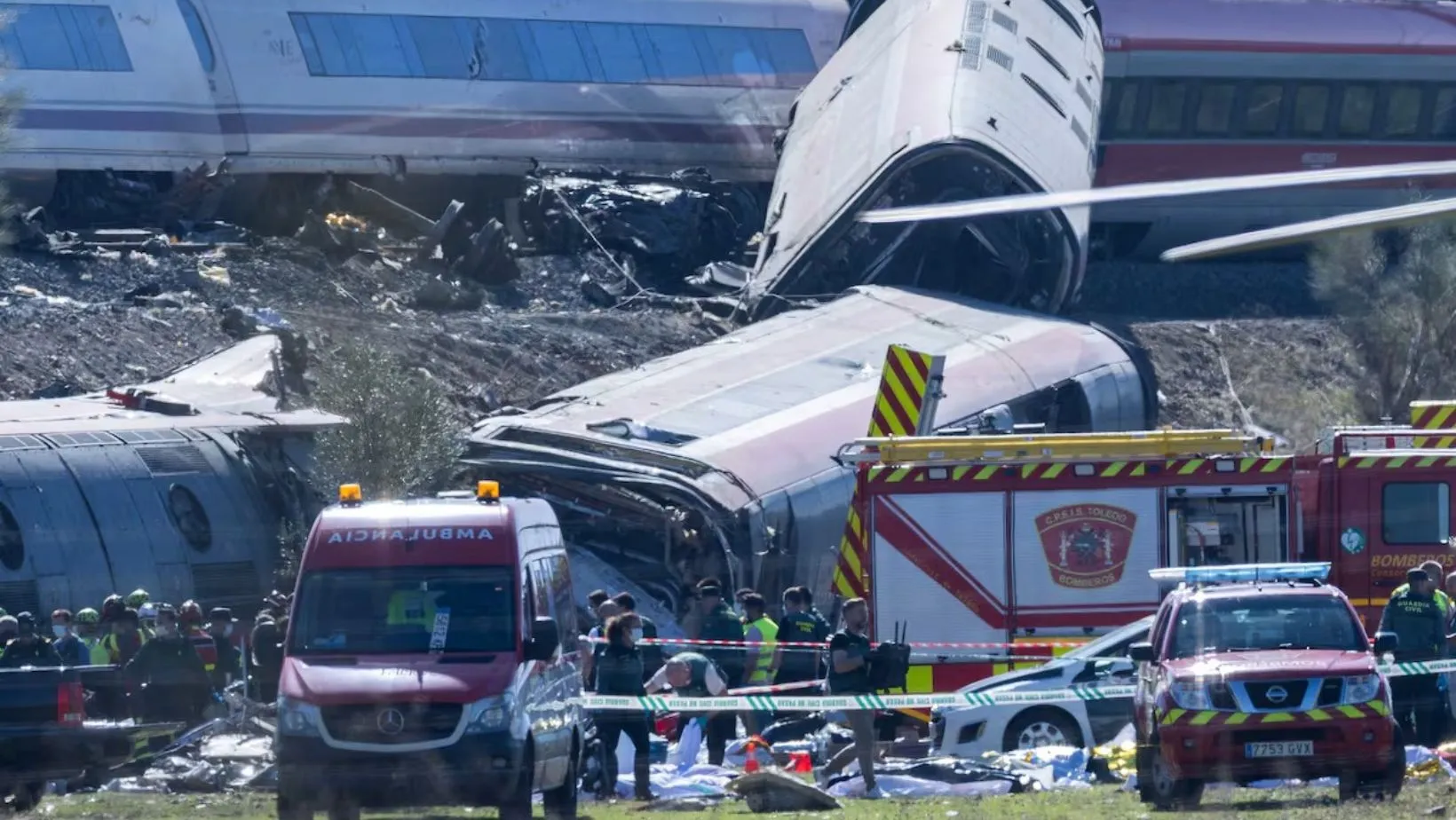 España: Al menos 68 muertos en choque de trenes de alta velocidad