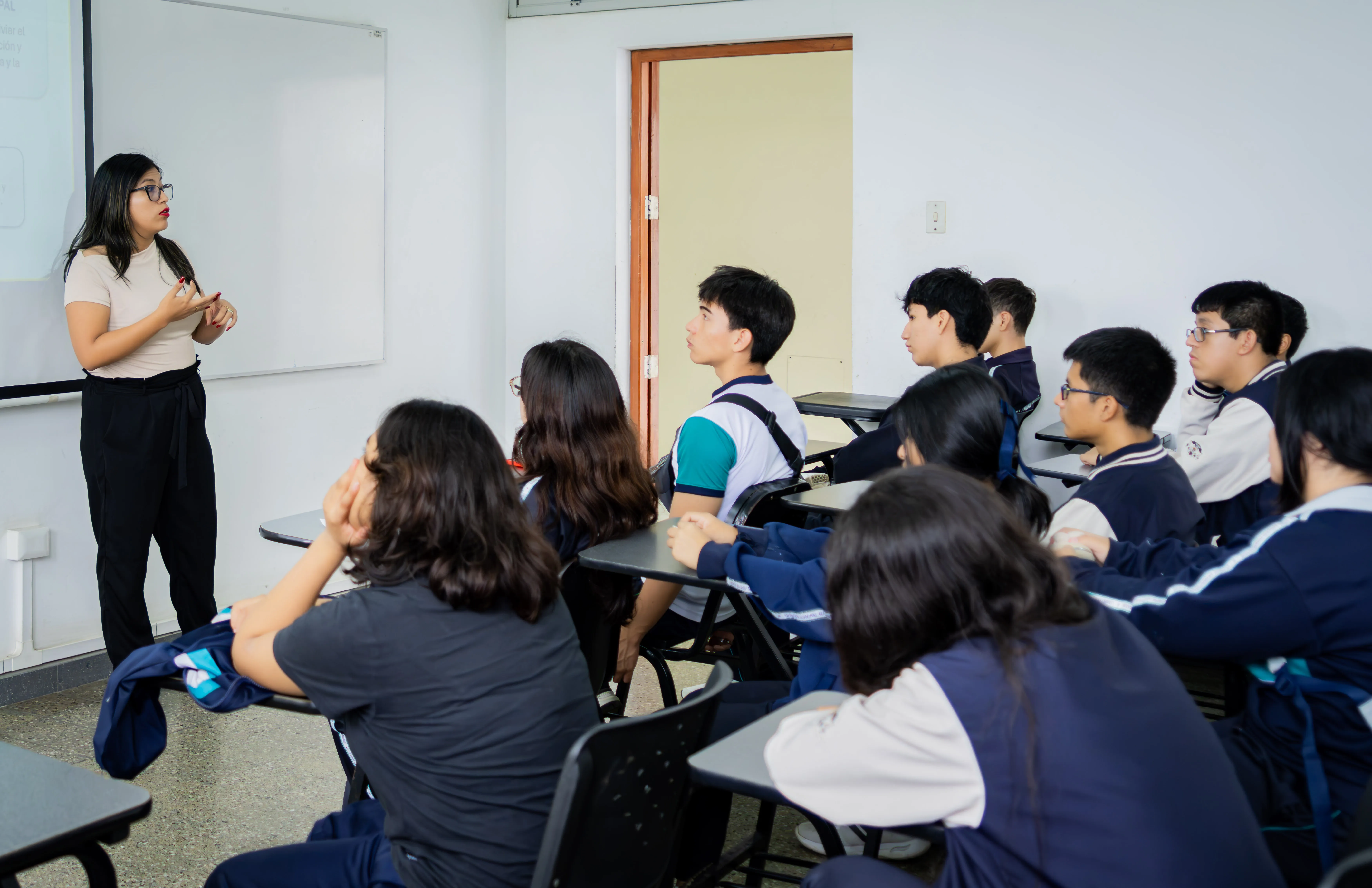 Escolares de Trujillo exploran opciones de carreras profesionales en jornada de orientación vocacional de la UCT